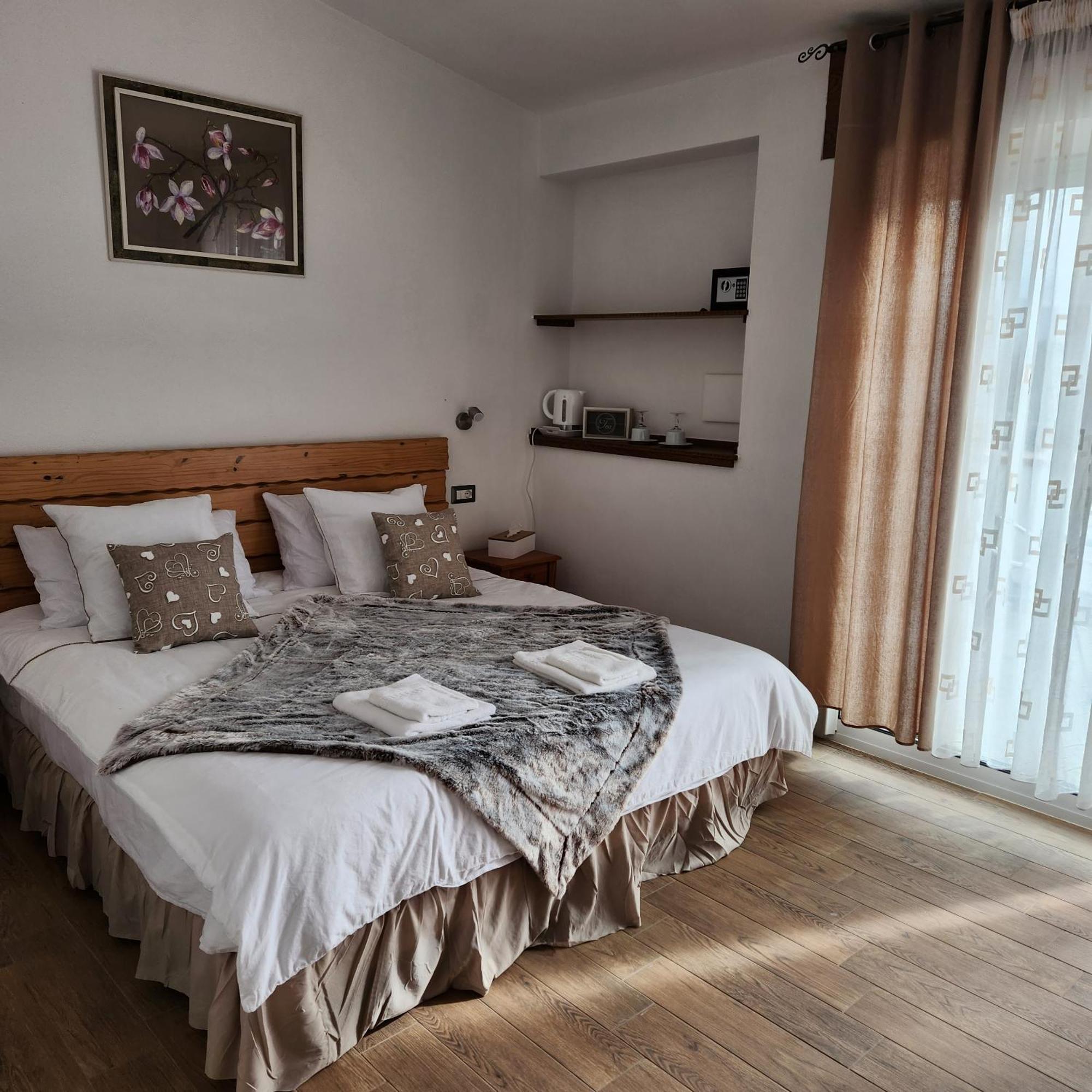 Iloghe Di Marras Hotel Loculi ภายนอก รูปภาพ